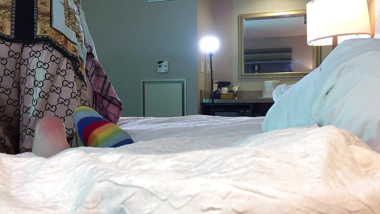 Rapero aplaudiendo las mejillas de chica trans