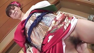 Japans sexy meisje buigt voorover als een enorme pik haar poesje neukt