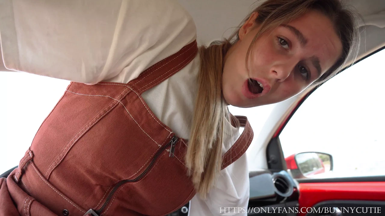 在车里粗暴做爱！舔阴并敲打她的阴户 4k