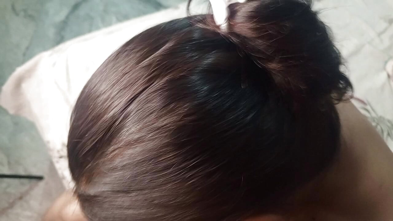 女孩开始吮吸她姐夫的大，把它插入她的阴道并做爱。