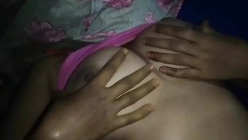 德西家庭主妇在在线视频通话中挑逗和取悦，巴基斯坦热辣性感的妻子在私人开斋日做裸体脱衣舞