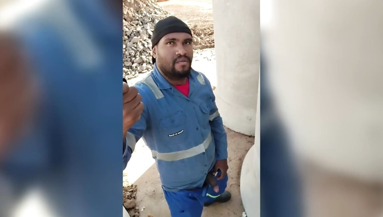 Prije nego što krene kući, radnik dobiva brzu vožnju na gradilištu.