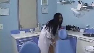 Una Joven - Soltera Que Trabaja Dentista