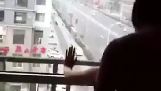 Filmowanie jego żony zostaje zerżnięte w otwartym oknie