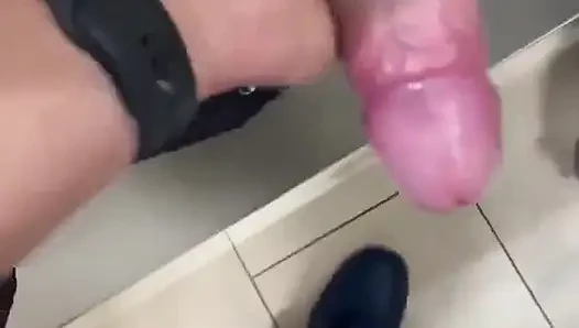 Beni dikizleyip aşırı bir tuvalet deliğinde mastürbasyon yapıyor! Kadın kılıklının fahişesi