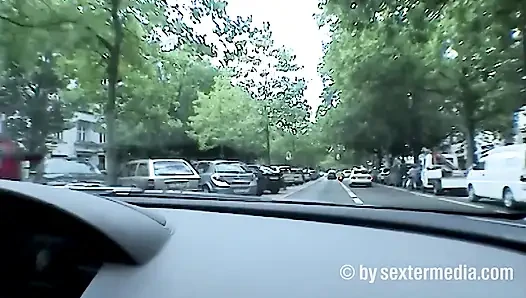 Berlin Ku'dammraser Azgın Kızı Sürükleyerek Götürüyor