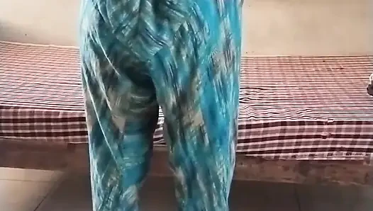Desi bhabhi melepas pakaian sebelum komplikasi ngentot