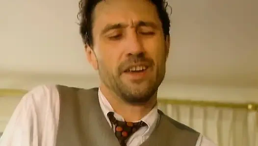 Muskulöse Chefin Wichst Monsterschwanz Und Fingert Arsch - Explosives Abspritzen!