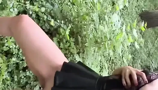 geiles mädchen geht in dessous durch den wald