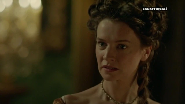 Anna Brewster - Версаль s02e07 (2017)