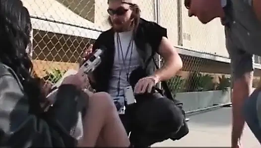 Соблазнительная фут-фетиш-игра с блондинкой и крошками-брюнетками