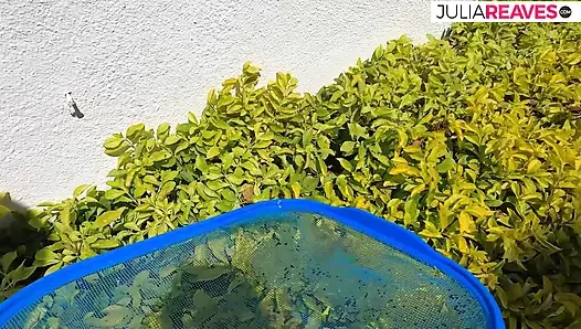 Geiles mädchen lutscht einen riesigen schwanz bis zum mund, abspritzen