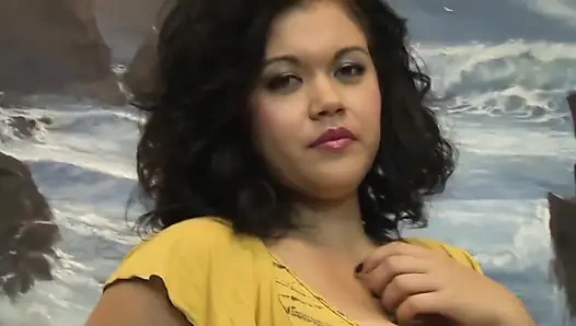 İri göğüslü Asyalı kızı göğüslerinde sikiyorum