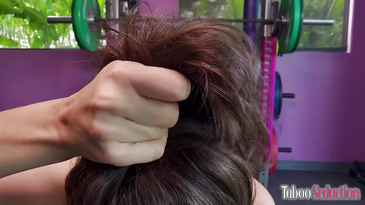 黑发熟女Amiee Cambridge太饥渴了, 无法锻炼