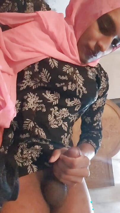 Sissy crossdresser bebe su cumm escupiendo y dedeándose anal