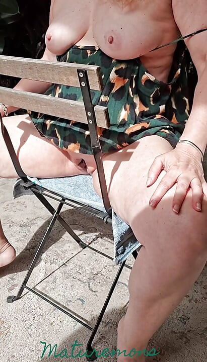 欲求不満な成熟は彼女の乳首を愛撫し、大きくて肉厚な唇を見せる。