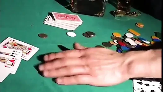 Typ gewinnt eine schlampe nach einer pokerrunde und fickt sie auf dem tisch
