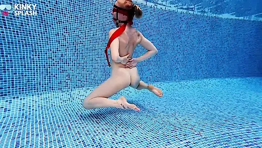 Unter wasser unterwerfung, ballknebel & beute mit verbundenen augen