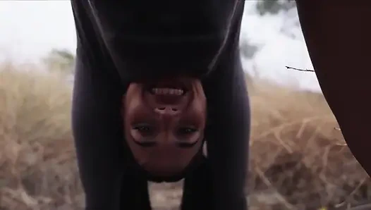 Великолепную испанскую богиню наказали задницей и связали для игры с писсингом в оливковой роще