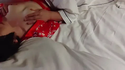Aku menggodanya dengan kimono merah, dan setelah jilat memeknya, dia ngentot aku dari belakang dan bikin aku crot di dalam memeknya