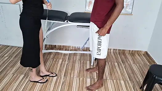 Terzi, yetenekli adamın pantolonunun ölçülerini alıyor, sonunda seks yapılmış!