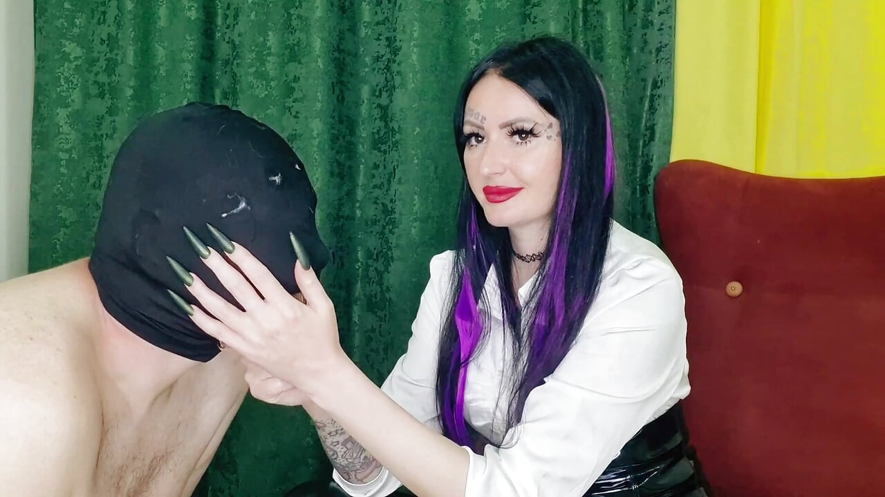Spytte og slæb fra den strenge Dominatrix Nika. Ansigtsslag og spyt.