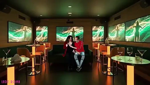 Я мастурбировала менеджера ночного клуба в VIP-комнате, пока муж снимал