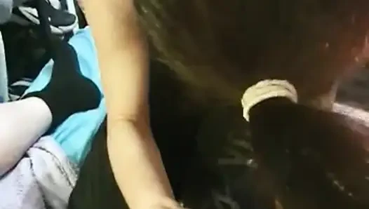 Mira como la mamo y le paso mi pelo por la polla