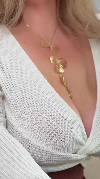 MILF anggun bersedia untuk seks, tetek itu sangat besar