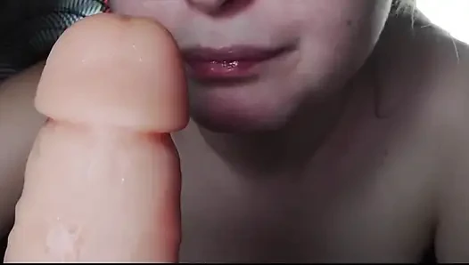 Орал с дилдо с большим количеством слюны