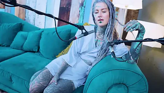 Aku bicara tentang L - LOVE - ASMR podcast SFW berbicara tentang gadis gothic bertato rambut gimbal