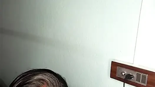 Pyaasi bahu sasur ko samne rakhke apni pussy karke dikhaya