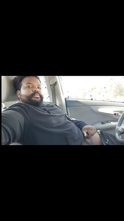 Tatăl negru se masturbează și ejaculează în plină zi