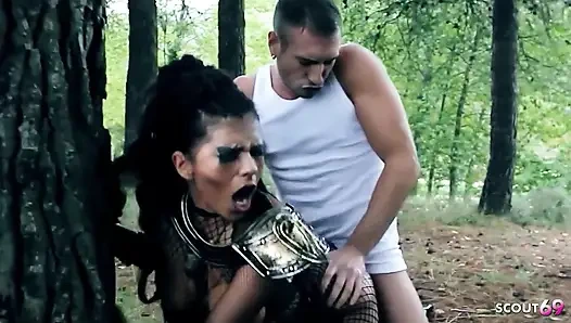 Ateşli cosplay orta yaşlı seksi kadın yoha açık havada sıkı amcığında büyük bir yarakla sikiliyor