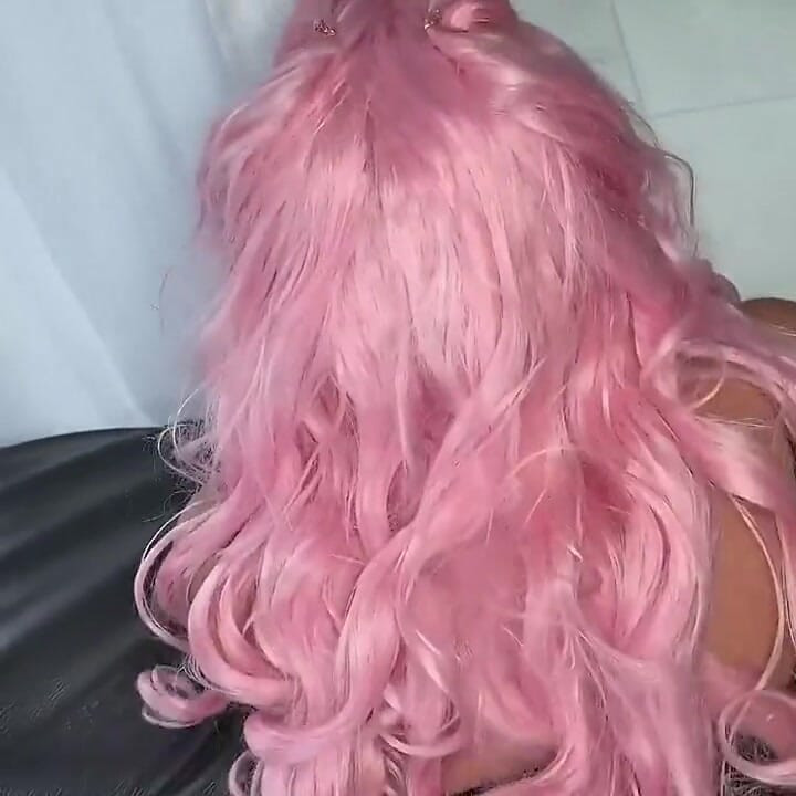 粉红她的荡妇Mandy Waters回来了, 想要一些鸡巴