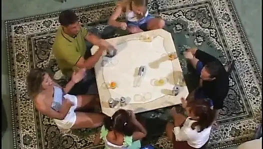 Cewek cantik randy yang lagi asik nyepong kontol dientot sama 2 pria di grup seks sebelum dicrot sperma