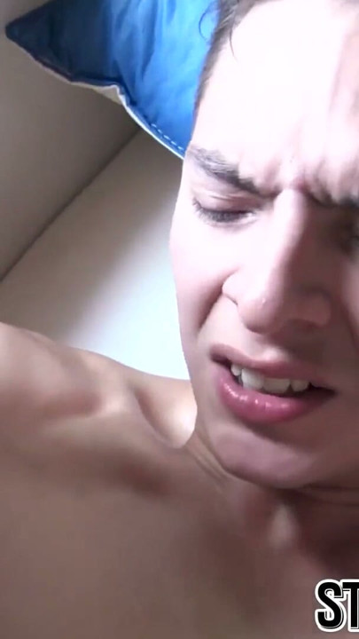 Inked latino-twink får cum servert etter første bareback-fuck | Klipp 1