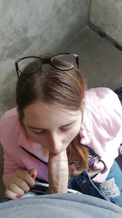 Fata a supt pula la intrare