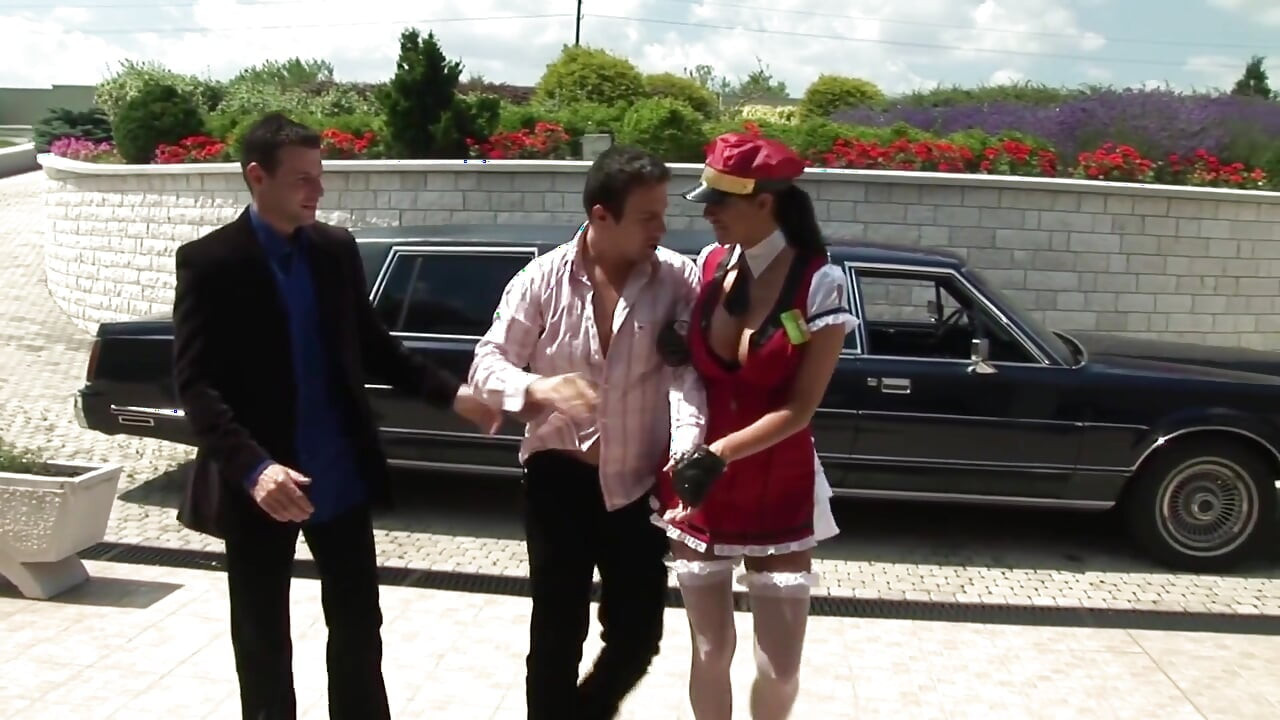 Une MILF à gros nichons vêtue de bas et de talons hauts se fait prendre en brochette