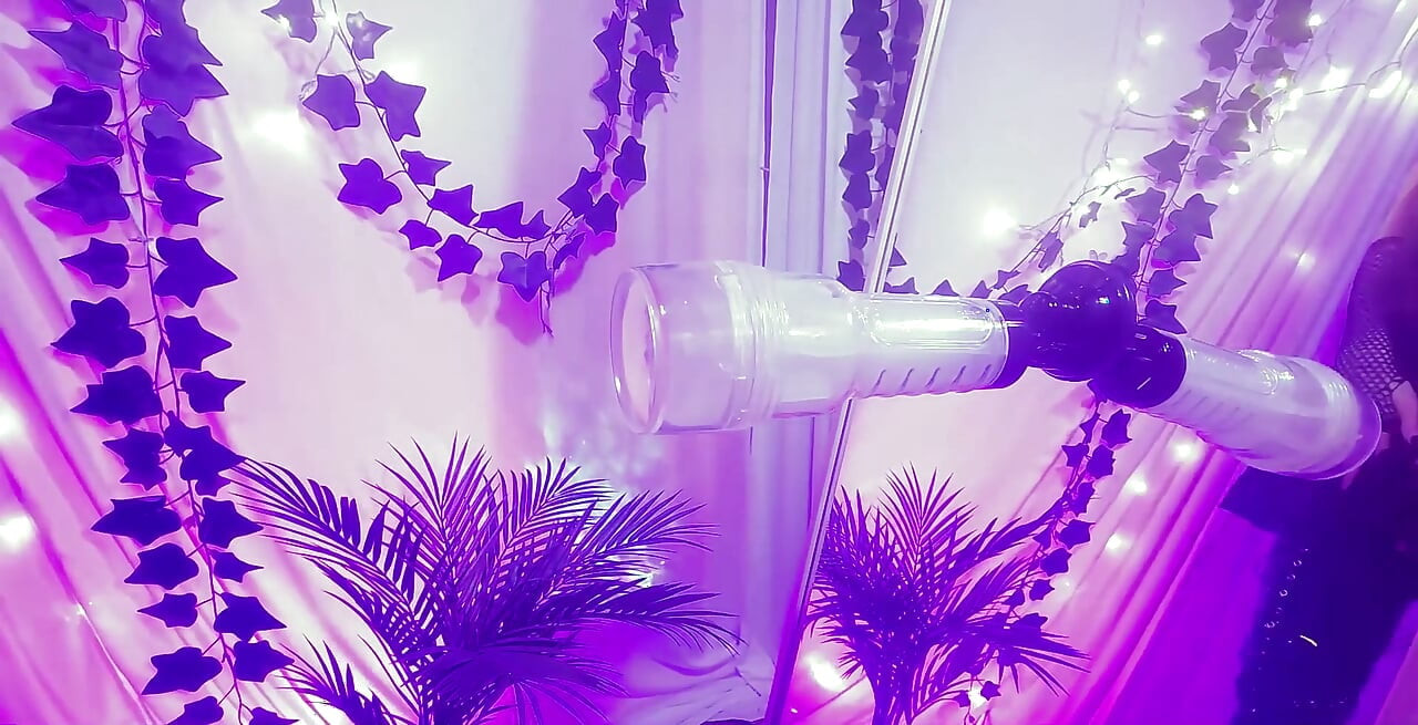 Topuklu bir fleshlight sikişiyor