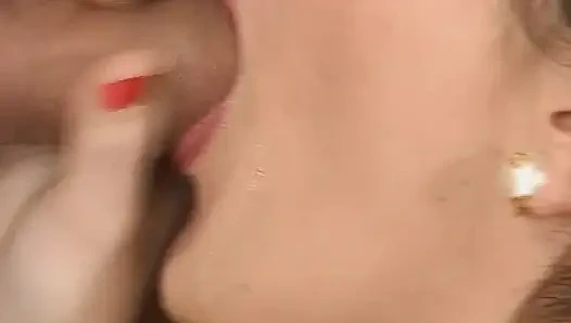 Cewek Jerman sempurna dengan stoking ketat dientot di pantat