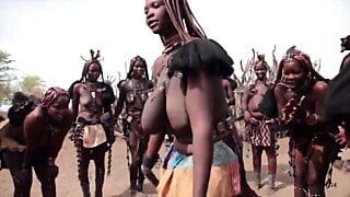 Las mujeres africanas himba bailan y balancean sus tetas caídas