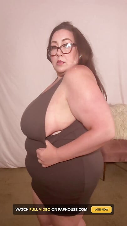 Awek montel seksi yang bengkung mencuba pakaian baru