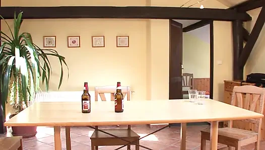 Пухлую немецкую бабушку трахнули на столе