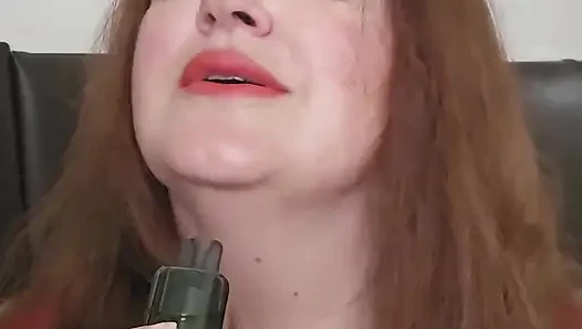 Kırmızılı sisli bayan, vaping