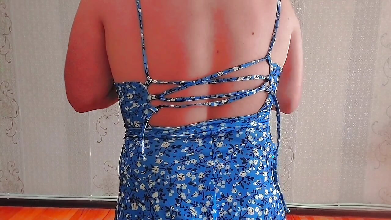 Razigrana sissy skriva se iza ruku uz smijeh