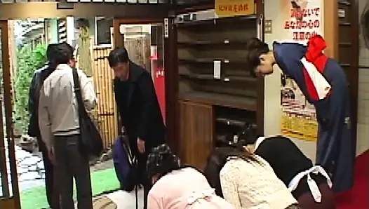 P128G04 seorang pemilik cantik yang menggoda pelanggan pria dari pasangan dengan hubungan yang rumit di penginapan yang sudah berdiri lama di Enoshima. Sebuah drama erotis sensual di mana drama manusia dari setiap karakter bersinar!