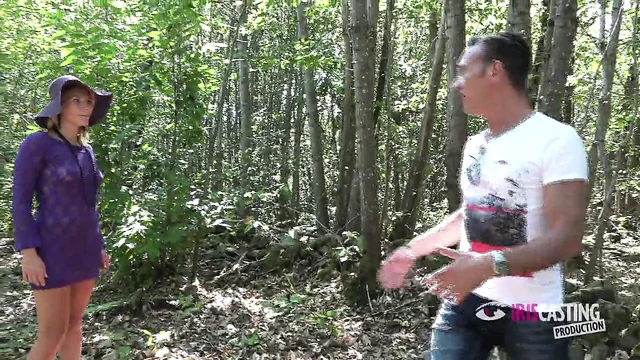jolie blonde prise en anal en foret devant des voyeurs