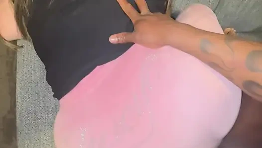 Молодая менеджер отеля действительно не хотела терять свою работу, и я трахаю ее тугую киску