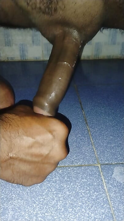 J’ai dû me branler parce que je n’avais pas de chatte. J’ai utilisé du gel d’aloe vera pour me branler, et ça m’a fait du bien.